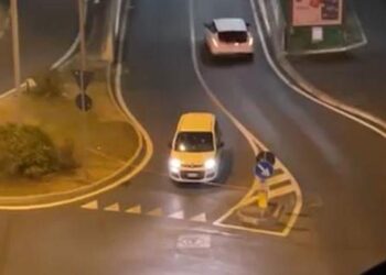 Nastro teso per bravata all’uscita di un sottopasso a Torino: la prontezza di un automobilista sventa una tragedia