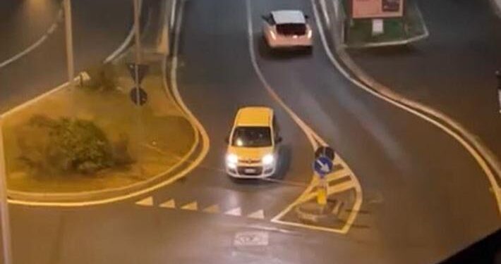 Nastro teso per bravata all’uscita di un sottopasso a Torino: la prontezza di un automobilista sventa una tragedia