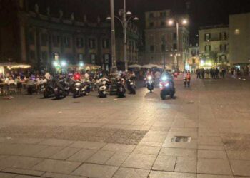 Folle sabato sera a Napoli, gara di motorini ad alta velocità tra la folla