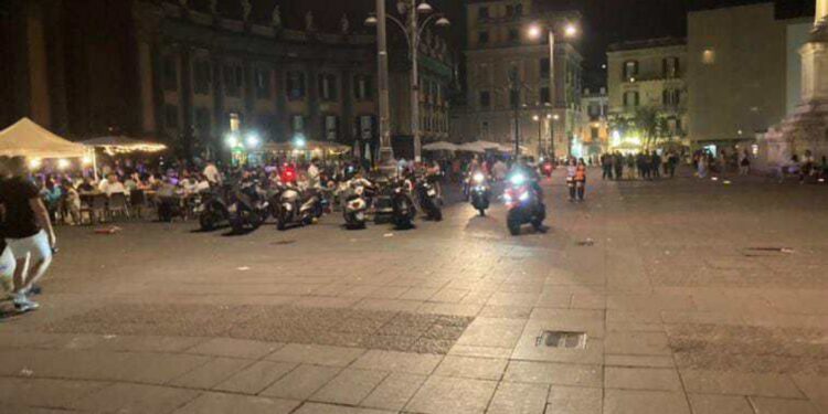 Folle sabato sera a Napoli, gara di motorini ad alta velocità tra la folla