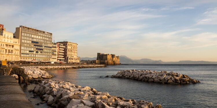 Napoli, via Partenope sarà pavimentata con cubetti di porfido al posto dell’attuale asfalto