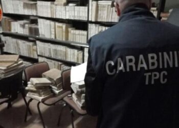 Sequestrata la biblioteca di Capri, libri antichi e preziosi conservati tra muffa e insetti