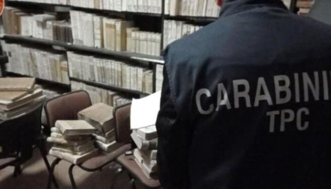 Sequestrata la biblioteca di Capri, libri antichi e preziosi conservati tra muffa e insetti