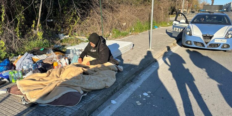 Maurizio il senzatetto aiutato da Pino Grazioli si trova ancora a vivere per strada