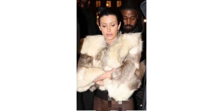 Bianca Censori e l’outfit da scandalo