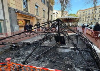 Il gazebo di una pizzeria va a fuoco, presunto autore fermato dalla Polizia