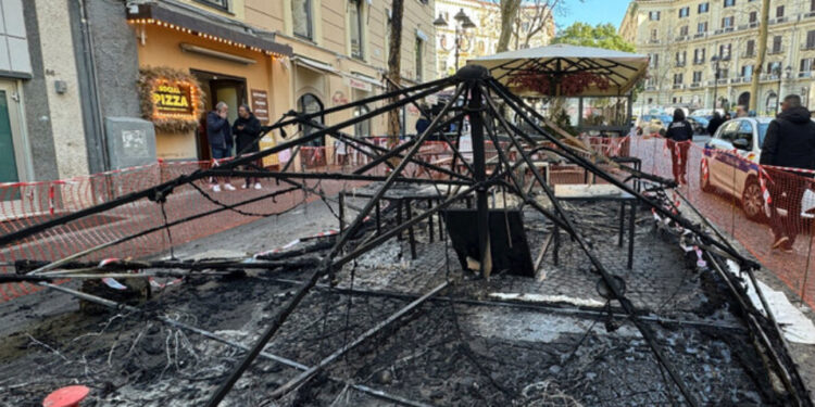 Il gazebo di una pizzeria va a fuoco, presunto autore fermato dalla Polizia