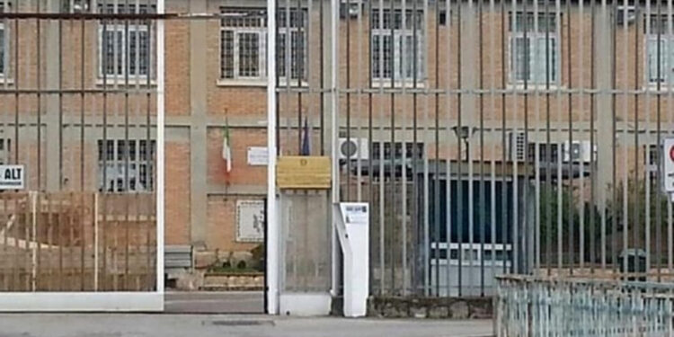 SALERNO, PESANTI CRITICITÀ IN CARCERE A FUORNI: AGENTI AGGREDITI E TELEFONINI IN CELLA