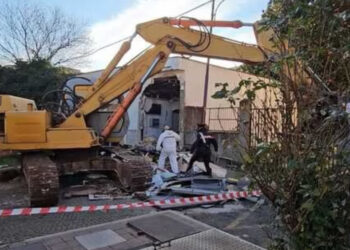 Foggia, assalto al Postamat con escavatore