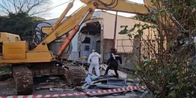 Foggia, assalto al Postamat con escavatore