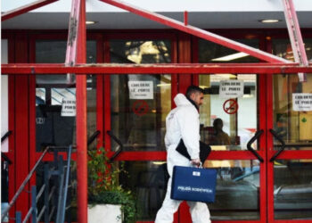 17enne accoltella professoressa a scuola, arrestato