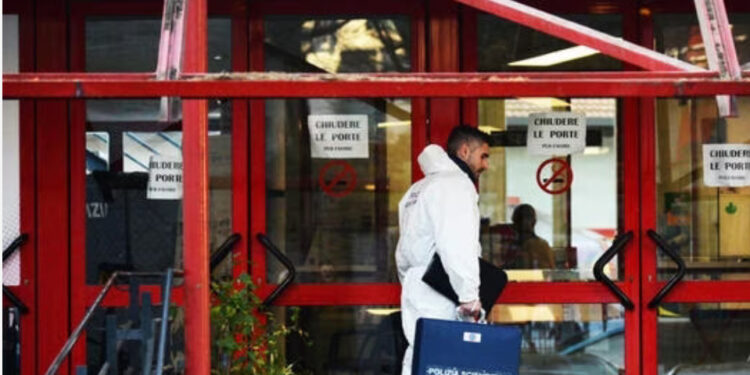 17enne accoltella professoressa a scuola, arrestato