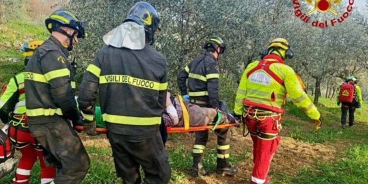 Rimane incastrato sotto il suo trattore, 84enne tratto in salvo dai Vigili del Fuoco