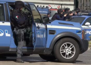 Ex guardia giurata semina il panico a San Giovanni a Teduccio, si barrica in casa armato