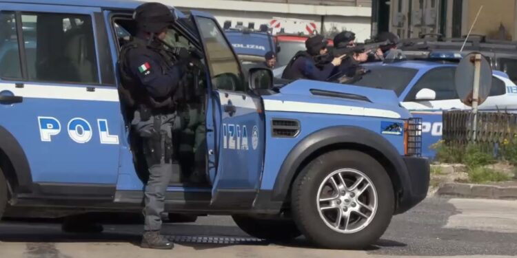 Ex guardia giurata semina il panico a San Giovanni a Teduccio, si barrica in casa armato