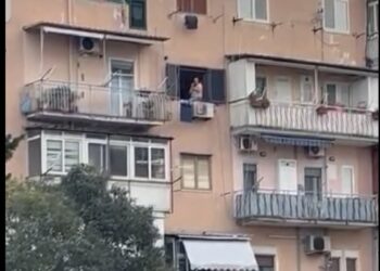 Ex guardia giurata semina il panico a San Giovanni a Teduccio, si barrica in casa armato