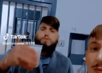 Girano un tiktok in carcere con un agente alle loro spalle