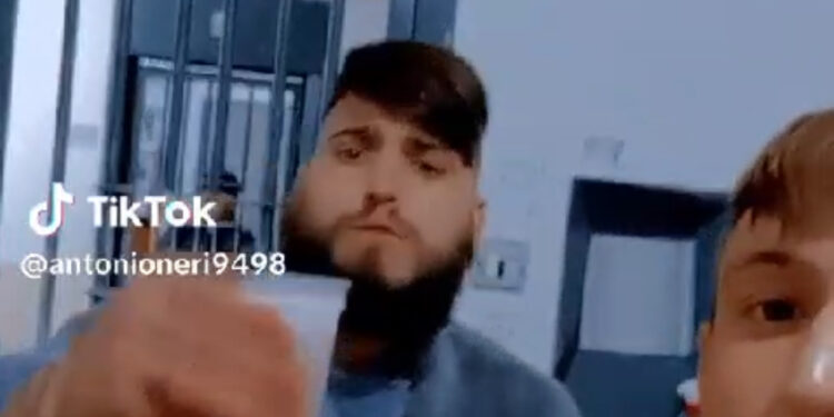 Girano un tiktok in carcere con un agente alle loro spalle
