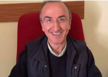 Prima lascia la tonaca per amore di una donna e poi annuncia la candidatura a Sindaco