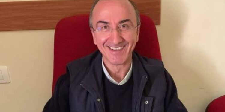 Prima lascia la tonaca per amore di una donna e poi annuncia la candidatura a Sindaco