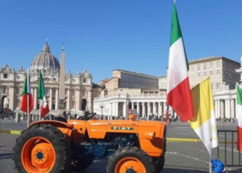 La protesta degli agricoltori arriva in Piazza San Pietro e il Papa rivolge loro un saluto