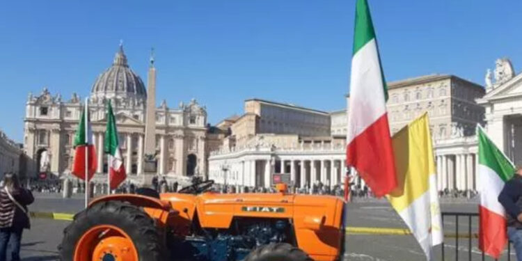 La protesta degli agricoltori arriva in Piazza San Pietro e il Papa rivolge loro un saluto