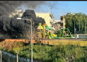 Appiccano  il fuoco e si incendia una giostra, i responsabili sono tre bambini