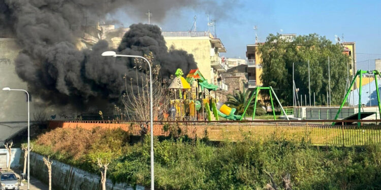 Appiccano  il fuoco e si incendia una giostra, i responsabili sono tre bambini