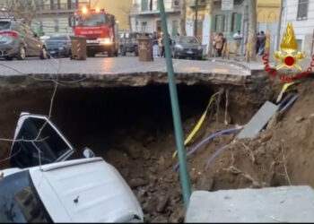 Paura a Napoli si apre una voragine, sprofondano due auto