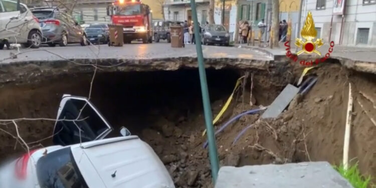 Paura a Napoli si apre una voragine, sprofondano due auto