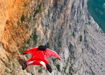 Tragedia in Alto Adige la tuta  alare non si apre, uomo si schianta al suolo