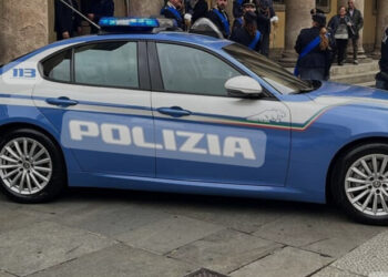 Strattona una donna e le sottrae il cellulare poi si da alla fuga