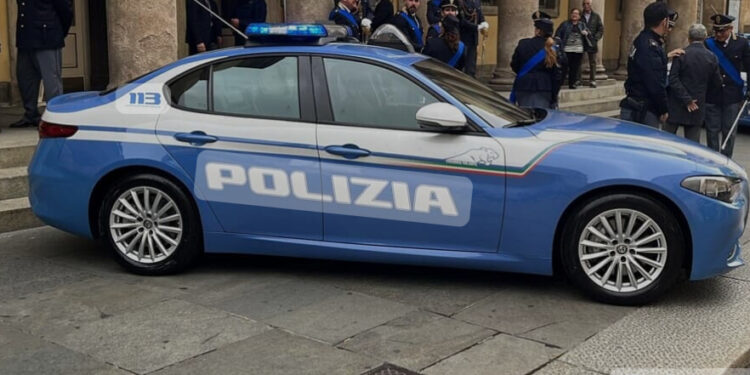 Strattona una donna e le sottrae il cellulare poi si da alla fuga