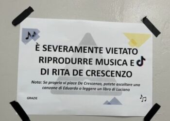 Vietata la riproduzione audio e video di Rita De Crescenzo, il cartello affisso in un centro di fisioterapia di Napoli