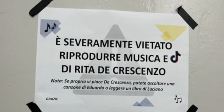 Vietata la riproduzione audio e video di Rita De Crescenzo, il cartello affisso in un centro di fisioterapia di Napoli