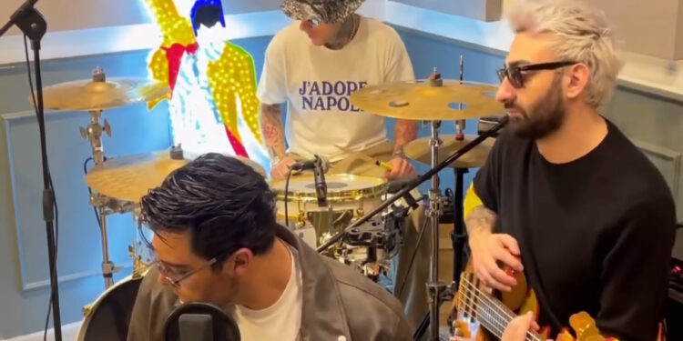 I The Kolors cantano “I p’ me, tu p’ te” e il video fa il giro del web