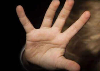 Abusa di una bimba disabile di 11 anni mentre la accompagna a fare terapia