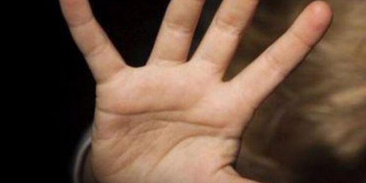 Abusa di una bimba disabile di 11 anni mentre la accompagna a fare terapia