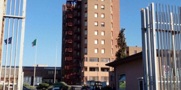 Tensioni nel carcere di Benevento: Detenuto aggredisce il medico di turno