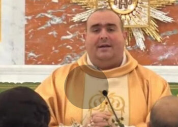 Minacce al prete: candeggina nel vino durante la messa