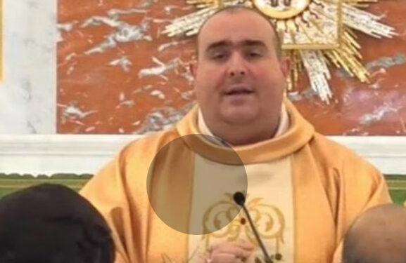 Minacce al prete: candeggina nel vino durante la messa