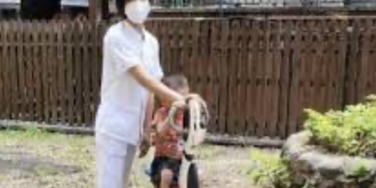 Due fratellini denutriti e con segni di morsi di topo sul corpo. Fermata la madre