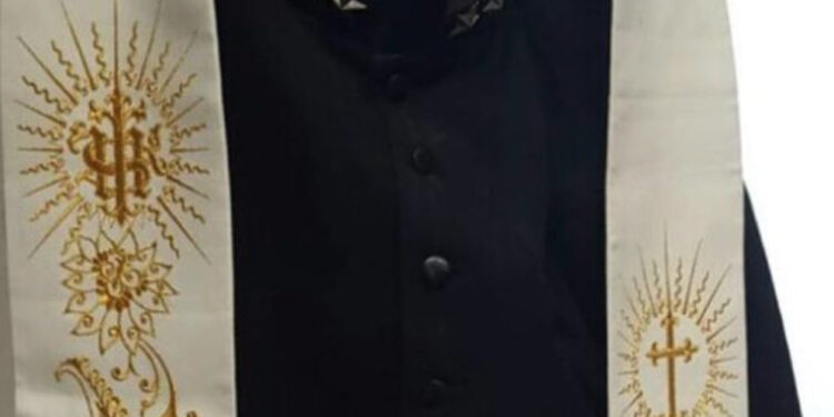 Sì fingeva  sacerdote per farsi consegnare soldi