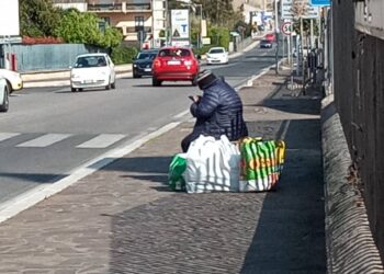 Eccola: Wanda in strada con valigie al seguito