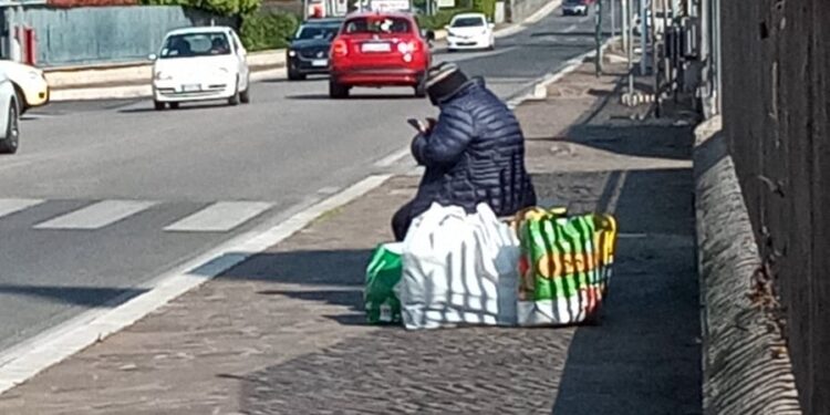 Eccola: Wanda in strada con valigie al seguito