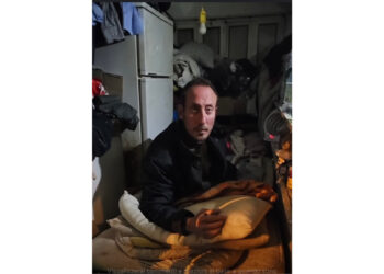 Vivere tra i topi nel degrado totale, la storia di Gianluca