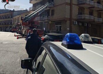 Probabile corto circuito fa divampare un incendio in un appartamento
