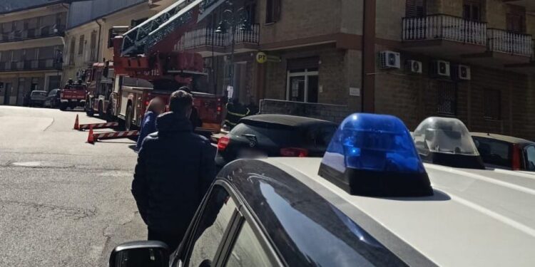 Probabile corto circuito fa divampare un incendio in un appartamento