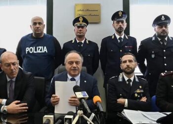 Napoli, 20 arresti nell’ambito di un’indagine sull’introduzione di armi, droga e cellulari nelle carceri