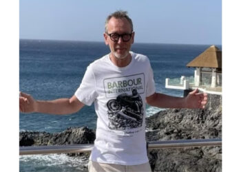 Tragedia in volo, perde i sensi all’improvviso e si accascia